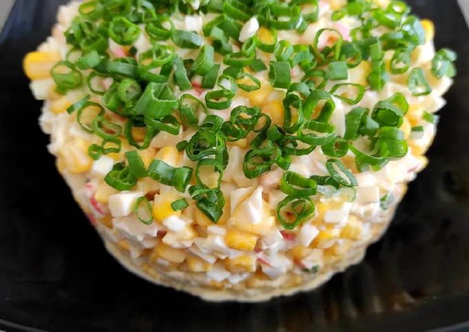 Классический крабовый салат с кукурузой и рисом