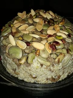 صورة لوصفة مقلوبة الفول أو رز بفول