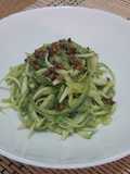Spaghetti de bostănel cu cremă de avocado și fistic