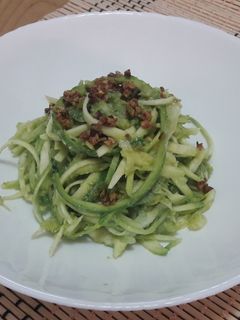 O poză a rețetei Spaghetti de bostănel cu cremă de avocado și fistic.