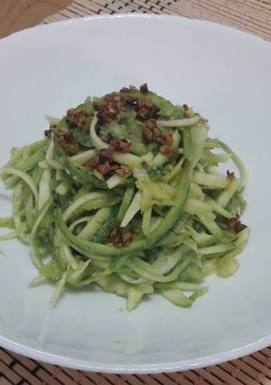 O poză a rețetei Spaghetti de bostănel cu cremă de avocado și fistic.