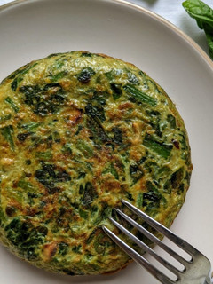 Una foto de Tortilla de brócoli y espinacas