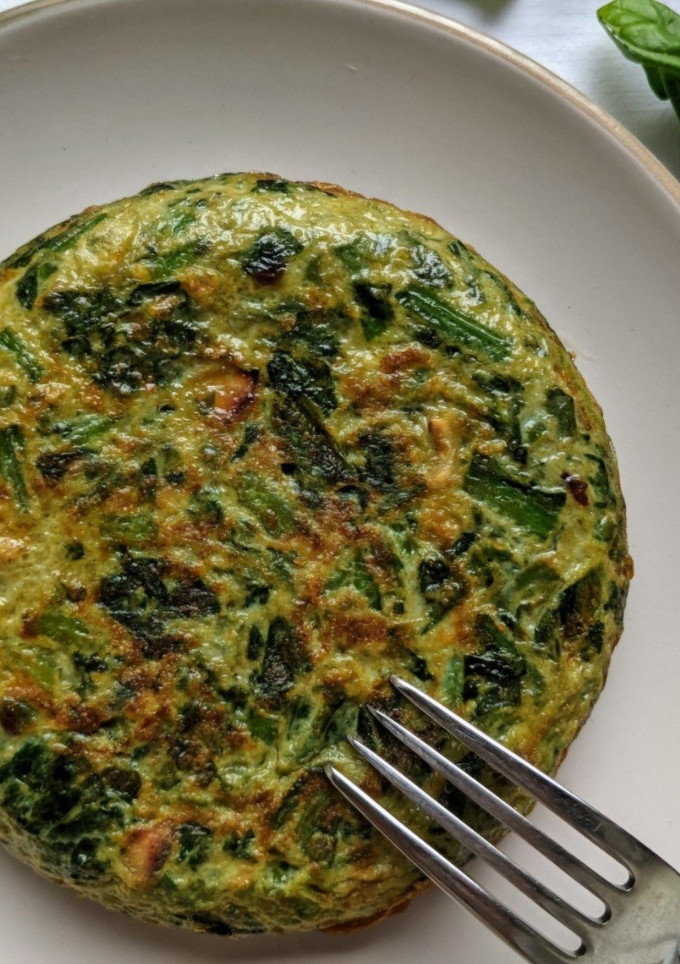 Una foto de Tortilla de brócoli y espinacas