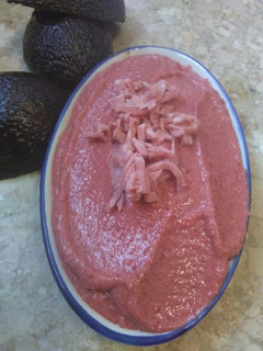 Una foto de Aguacates con remolacha