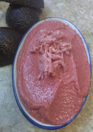 Una foto de Aguacates con remolacha