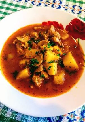 O poză a rețetei Supă gulaș vegetarian.