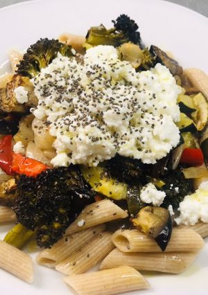 Una foto de Pasta con verdura asada y queso fresco