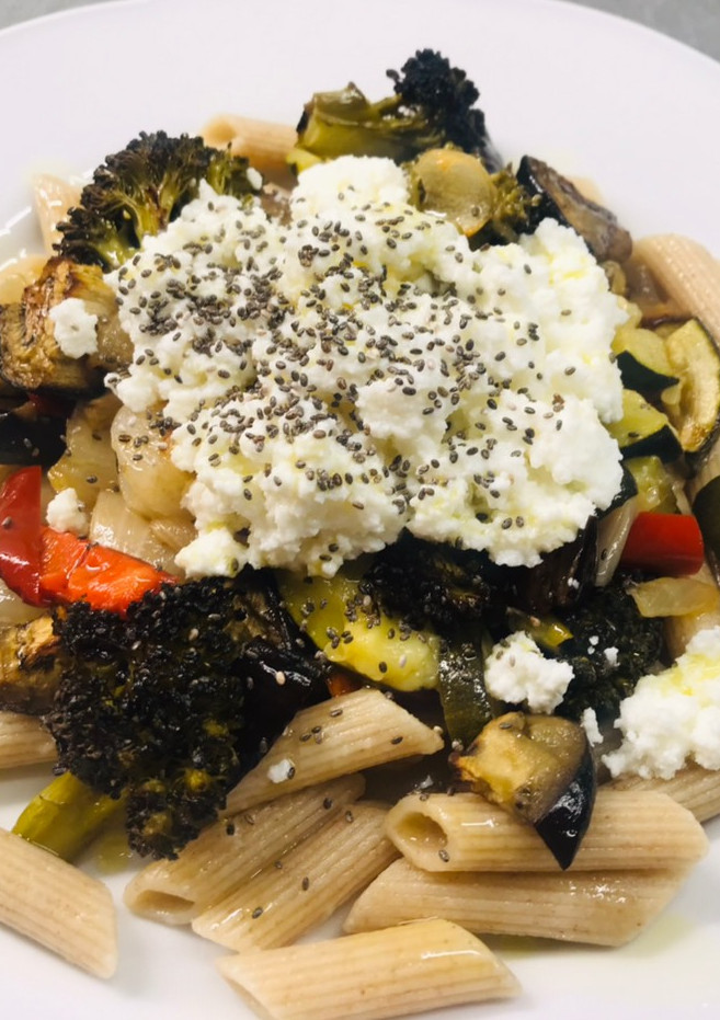 Una foto de Pasta con verdura asada y queso fresco
