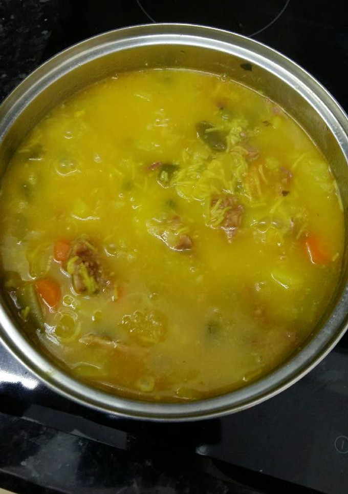 Una foto de Cocido con codillo y fideos