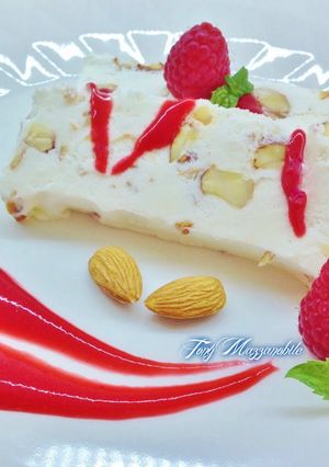 Foto di Semifreddo alle mandorle con salsa di lamponi