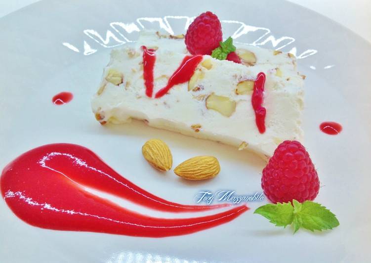 Semifreddo alle mandorle con salsa di lamponi