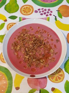 Una foto de Sopa fría de remolacha y pepino encurtido