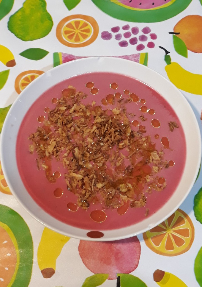 Una foto de Sopa fría de remolacha y pepino encurtido
