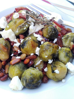 Una foto de Coles de Bruselas al horno con bacon, uvas pasas y feta