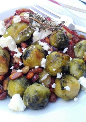 Una foto de Coles de Bruselas al horno con bacon, uvas pasas y feta