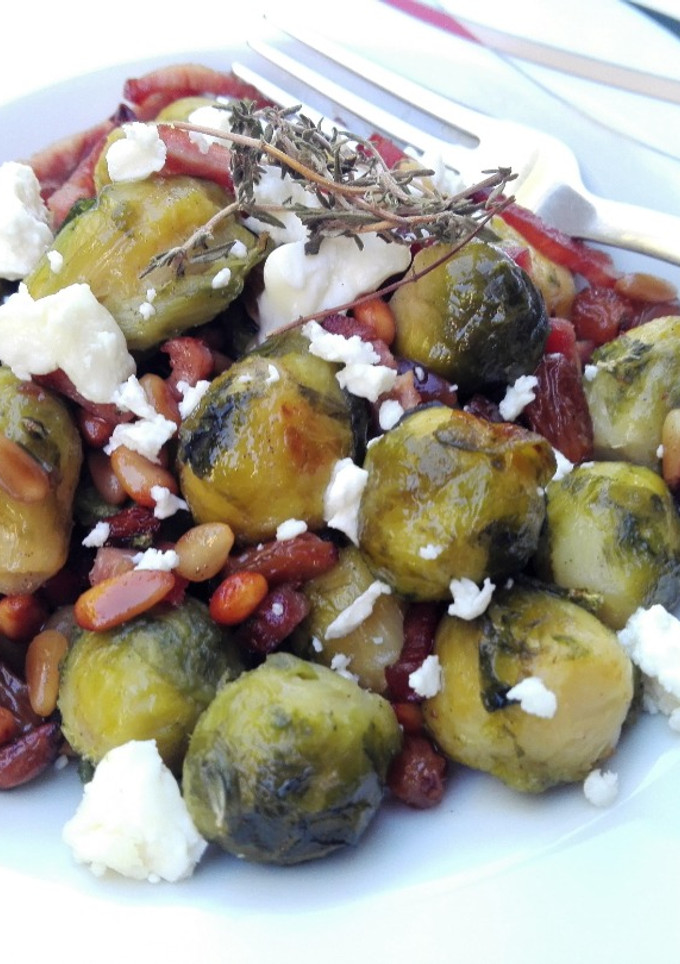 Una foto de Coles de Bruselas al horno con bacon, uvas pasas y feta