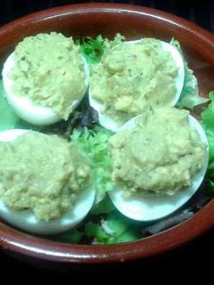 Una foto de Huevos rellenos de guacamole