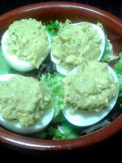 Una foto de Huevos rellenos de guacamole