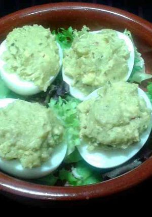 Una foto de Huevos rellenos de guacamole