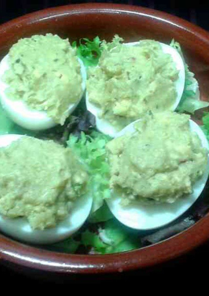 Una foto de Huevos rellenos de guacamole
