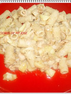 Una foto de Macarrones con manzana y atún
