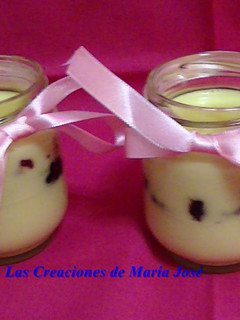 Una foto de Vasitos de vainilla y mermelada de arándanos