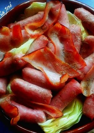 Una foto de Repollo al horno con salchichas y bacon