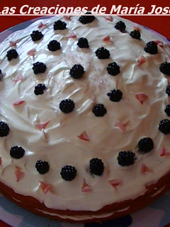 Una foto de Pastel de fresa y moras