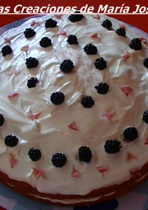 Una foto de Pastel de fresa y moras