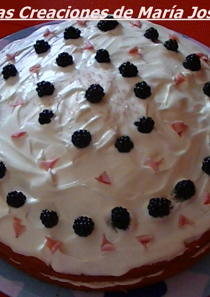 Una foto de Pastel de fresa y moras