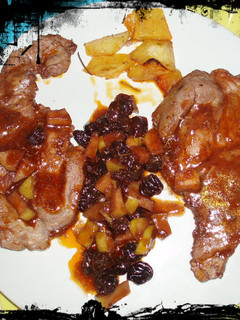 Una foto de Chuletas de cerdo con manzana y uvas pasas