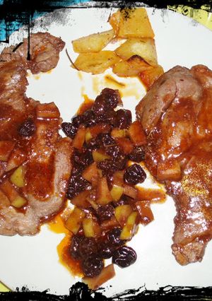 Una foto de Chuletas de cerdo con manzana y uvas pasas