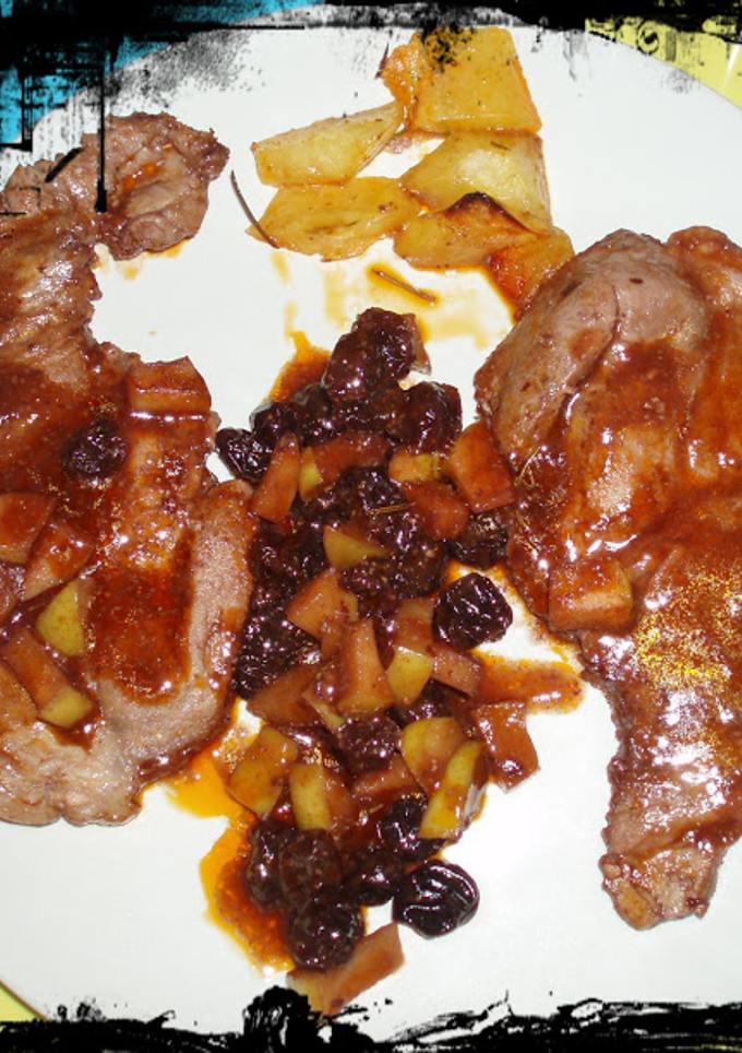 Una foto de Chuletas de cerdo con manzana y uvas pasas