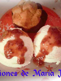 Foto principal de Helado de tarta de queso con mermelada de fresa
