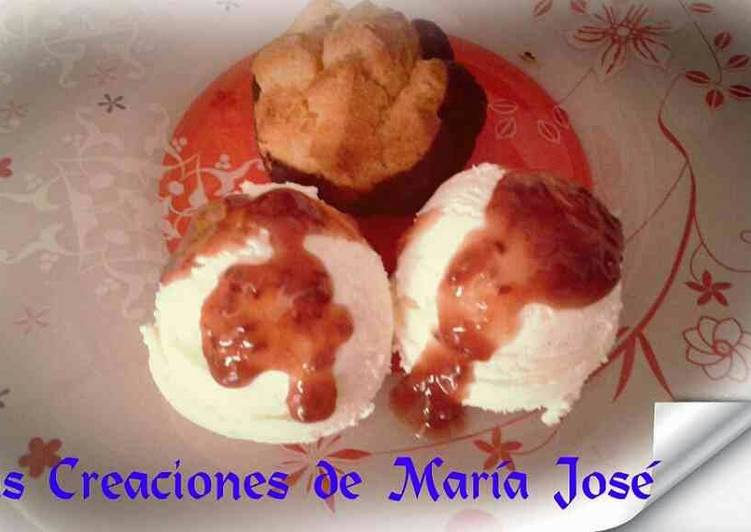 Helado de tarta de queso con mermelada de fresa