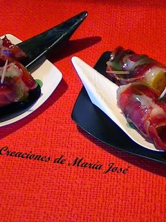 Una foto de Pintxo de plátano con paleta ibérica y balsámico de manzana