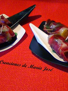 Una foto de Pintxo de plátano con paleta ibérica y balsámico de manzana