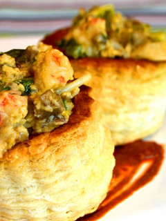 Una foto de Volovanes rellenos de revuelto de gambas