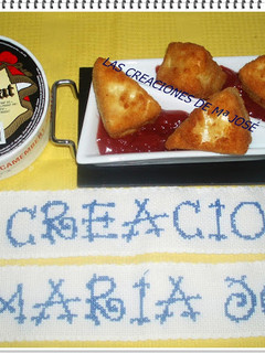 Una foto de Camembert con mermelada de fresa