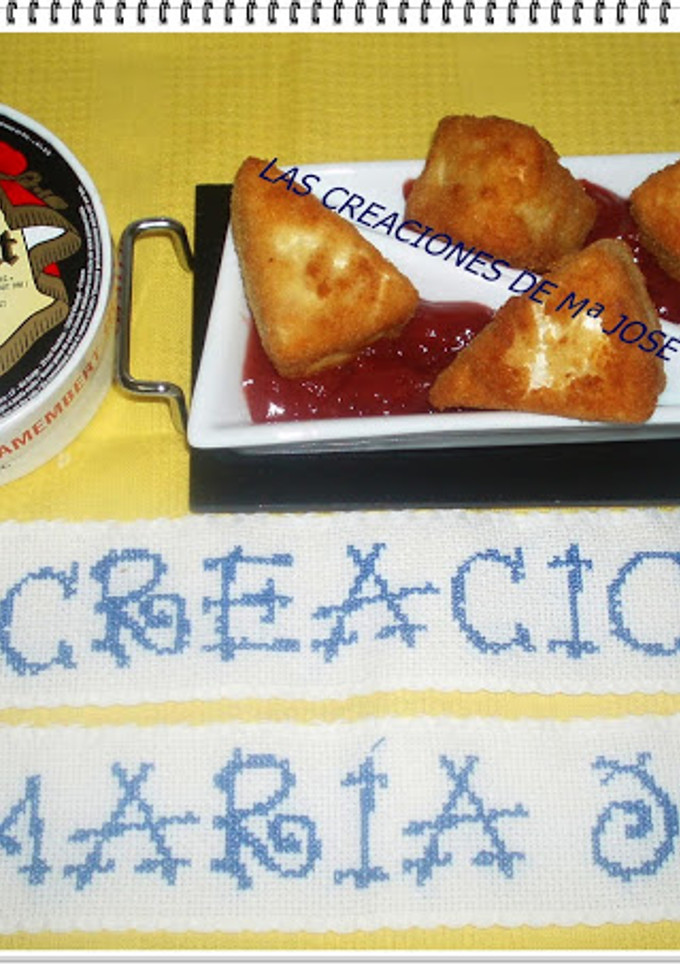 Una foto de Camembert con mermelada de fresa