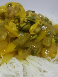 Una foto de Curry de pollo con granada y semillas de calabaza 🙄