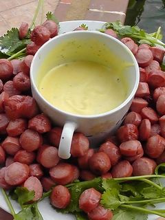 Una foto de 🥖Salchichas fritas con Salsa🍯