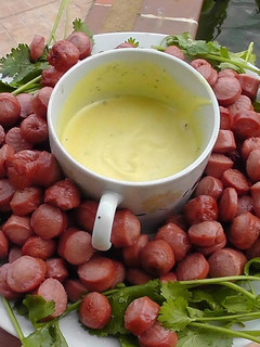 Una foto de 🥖Salchichas fritas con Salsa🍯