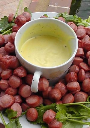 Una foto de 🥖Salchichas fritas con Salsa🍯