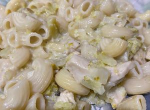 Una foto de Fideos coditos con brócoli y pollo