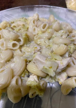 Una foto de Fideos coditos con brócoli y pollo