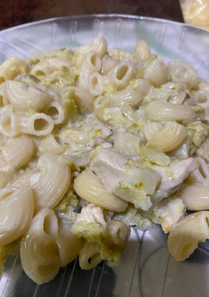 Una foto de Fideos coditos con brócoli y pollo