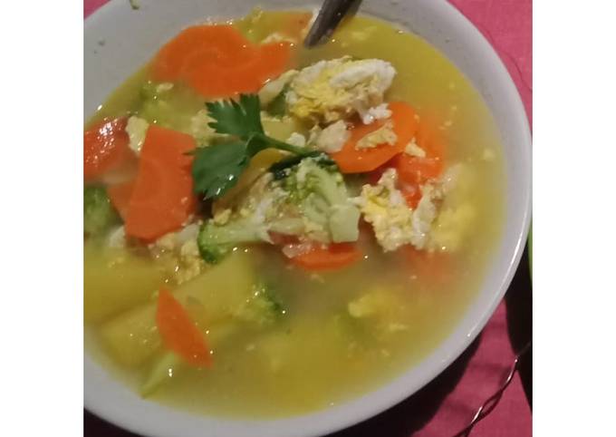 Bagaimana Membuat Soup telur mix sayur simple Yang Bisa Manjain Lidah