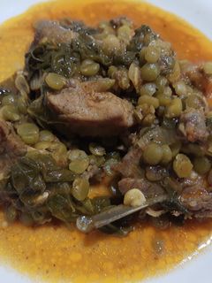 Una foto de Costillas de cerdo con chícharo verde y acelga