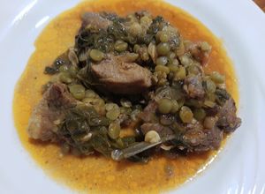 Una foto de Costillas de cerdo con chícharo verde y acelga